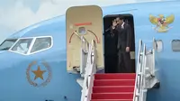 Presiden Joko Widodo melambaikan tangan sebelum bertolak memulai kunjungan kerja dengan pesawat kepresidenan di Bandara Halim Perdanakusuma, Jakarta, Minggu (26/4). Kunjungan tersebut dalam rangka menghadiri KTT ASEAN ke-26. (Liputan6.com/Faizal Fanani)