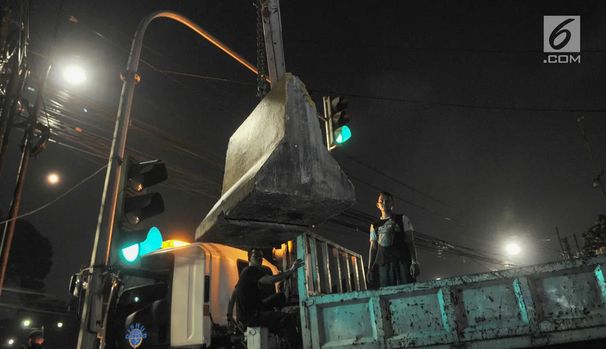 Sebuah pembatas beton dipasang di perempatan Jalan Imam Bonjol, Jakarta Pusat, Senin (20/5/2019). Menjelang pengumuman hasil Pemilu 2019 puluhan personel gabungan Polisi dan Brimob juga telah bersiaga di sekitar kantor KPU. (merdeka.com/Iqbal S Nugroho)