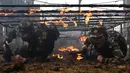 Tentara wanita China melewati rintangan api saat melakukan latihan militer jelang Hari Perempuan Internasional di Hefei, China (6/4). (AFP)