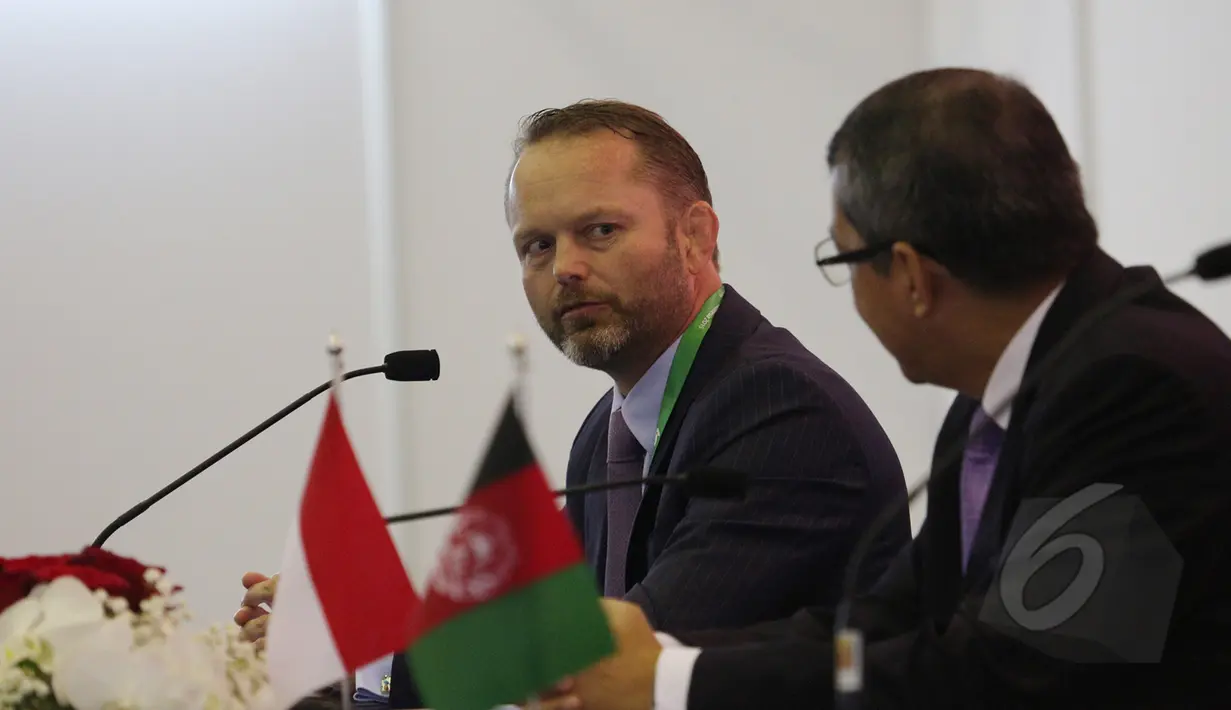 Dubes Norwegia untuk Indonesia Stig Traavik (kiri) saat memberikan keterangan mengenai kerja sama triangular  di JCC, Minggu (19/4/2015). Indonesia dan Norwegia sepakat meneruskan kerjasama untuk memperkuat sektor sosial. (Liputan6.com/Herman Zakharia)