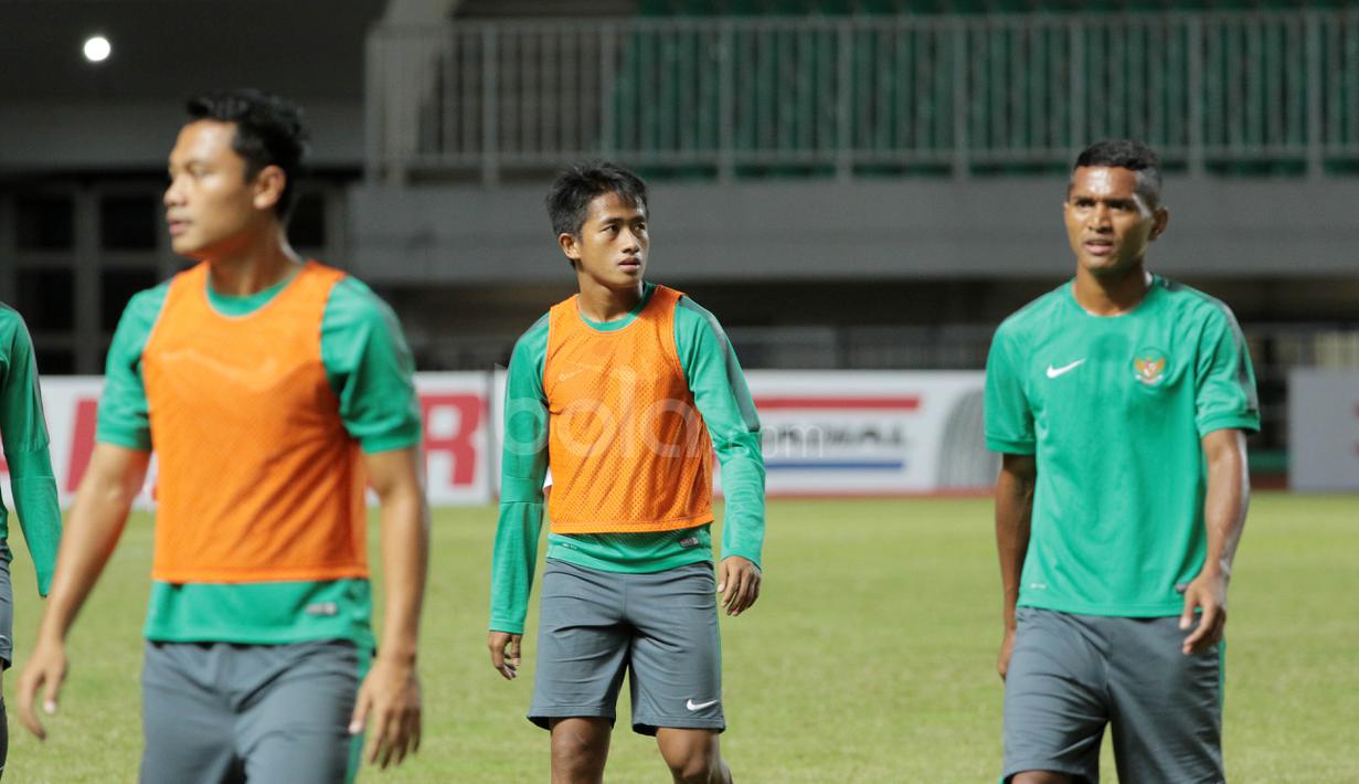 Bayu Gatra saat sesi latihan sebelum melawan Vietnam pada laga semi-final AFFcup 2016 di Stadion Pakansari, Bogor, (02/12/2016).  (Bola.com/Nicklas Hanoatubun)