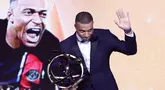 Pemain PSG, Kylian Mbappe mendapatkan penghargaan pemain terbaik Ligue1 Prancis pada acara yang berlangsung di Paris, Prancis, Senin (13/04/2024) waktu setempat. (AFP/Franck Fife)