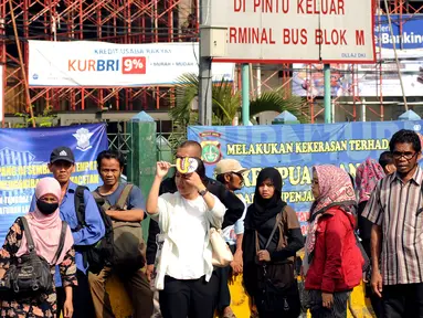 Sejumlah calon penumpang menunggu bus di Terminal Blok M, Jakarta Selatan, Selasa (22/3). Aksi mogok massal angkutan umum dan taksi menyebabkan penumpang terlantar di sejumlah titik. (Liputan6.com/Helmi Fithriansyah)