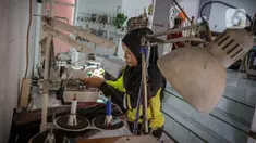 Pekerja menjahit pakaian yang diproduksi di salah satu industri konveksi rumahan di Kawasan Cipadu, Kota Tangerang, Banten, Selasa (9/1/2024). (Liputan6.com/Angga Yuniar)