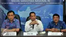 Kepala Badan Narkotika Nasional (BNN) Komjen Pol Budi Waseso (tengah) memberikan keterangan di Jakarta, Selasa (26/1). BNN berhasil mengungkap kasus TPPU hasil bisnis narkotika dengan menangkap tersangka GP. (Liputan6.com/Yoppy Renato)