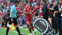 Pemain Liverpool, Trent Alexander-Arnold masuk ke lapangan pertandingan menggantikan Conor Bradley dalam laga lanjutan Liga Inggris 2024/2025 melawan Arsenal di Anfield, Liverpool, Inggris, Minggu (11/05/2025) waktu setempat. (AFP/Peter Powell)