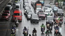 Kendaraan melintas di Jalan Ahmad Yani, Jakarta, Senin (25/6). Perluasan sistem ganjil genap ini akan diberlakukan selama 15 jam dalam sehari. (Merdeka.com/Iqbal Nugroho)
