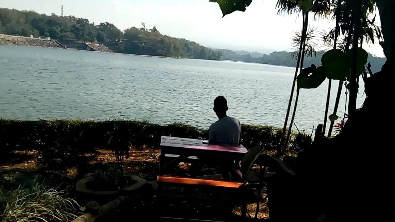 Menyusuri Pagi di Tengah Bendungan Karangkates Malang