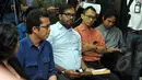 Koordinator KontraS Haris Azhar (ketiga kiri) membawa surat pengaduan ke Komnas HAM terkait penangkapan secara sewenang-wenang terhadap Bambang Widjajanto, Jakarta, Senin (26/1/2015). (Liputan6.com/Panji Diksana)