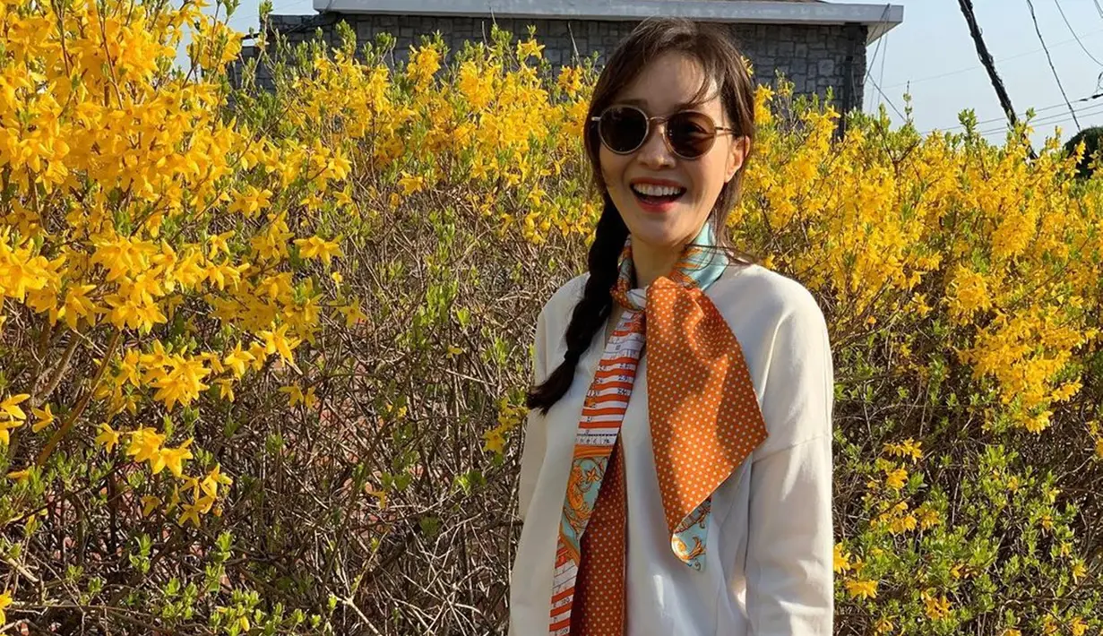 Lewat laman Instagram pribadinya, pemeran film 'The Odd Family: Zombie On Sale' ini kerap memamerkan hobinya bermain golf. Tak heran, jika parasnya tetap segar dan bugar di usia kepala empat. Berkat rajin olahraga, Uhm Ji Won juga memiliki proporsi tubuh yang bagus dan body goals banget. (Liputan6.com/IG/@umjeewon)