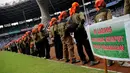 Sejumlah Pandu Keadilan menjaga ketat rumput lapangan sepakbola di Stadion GBK Jakarta saat berlangsungnya Kampanye Akbar PKS (Liputan6.com/Helmi Fithriansyah) 