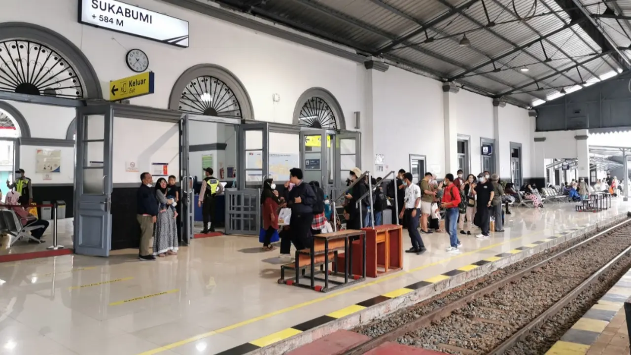 Antrian penumpang di stasiun KAI Sukabumi. (Liputan6.com/Dokumen KAI Daop 1 Jakarta).