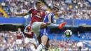 Gelandang Chelsea, Oscar, berusaha melewati pemain Burnley, Matthew Lowton. Kemenangan ini menjadi yang ketiga bagi The Blues ketiga The Blues dalam tiga laga perdana musim 2016-2017. (Reuters/Andrew Couldridge)