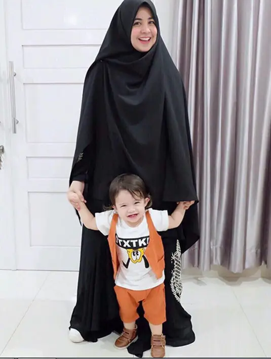 “Tapi kalau buat urusan pasangan, sekarang aku udah punya keputusan bahwa kehidupan keluargaku adalah kehidupan pribadi aku dan keluarga, jadi nggak usah dikasih tau ke siapa-siapa,” tambahnya. (Instagram/ristytagor)