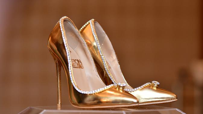 Sepasang sepatu high heels 'The Passion Diamond' dipamerkan di Burj Al Arab, Dubai, Uni Emirat Arab, Rabu (26/9). Sepatu ini terbuat dari emas dengan dua berlian D-flawless masing-masing 15 karat. (AFP PHOTO / GIUSEPPE CACACE)