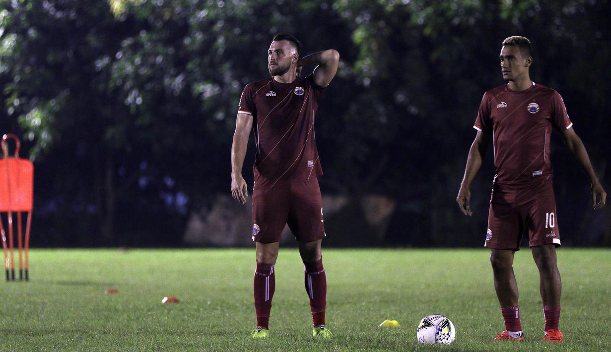 Pemain Persija Jakarta, Marko Simic, bersama Bruno Matos saat latihan di Lapangan Sutasoma Halim, Jakarta, Jumat (10/5). Latihan ini merupakan persiapan jelang laga Liga 1 Indonesia 2019. (Bola.com/Yoppy Renato)