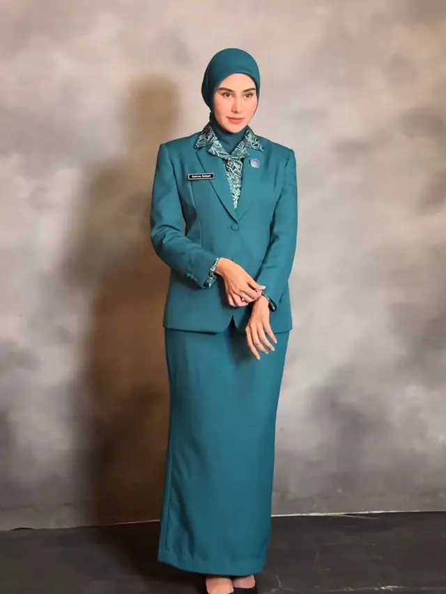 Syahnaz Sadiqah Tampil dengan Seragam PKK. [@putrikurniawati]