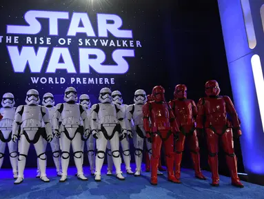 Prajurit tentara Stormtrooper berpose di world premiere film Star Wars: The Rise of Skywalker di Hollywood, California, Senin (16/12/2019). Star Wars: The Rise of Skywalker akan menutup sekuel trilogi Star Wars yang pertama kali diluncurkan pada 2015 lalu. (AP Photo/Chris Pizzello)