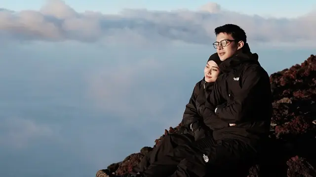 5 Gaya Edgy Pasutri Good Looking Rey Mbayang dan Dinda Hauw Rayakan 5 Tahun Pernikahan dengan Hiking ke Gunung Fuji