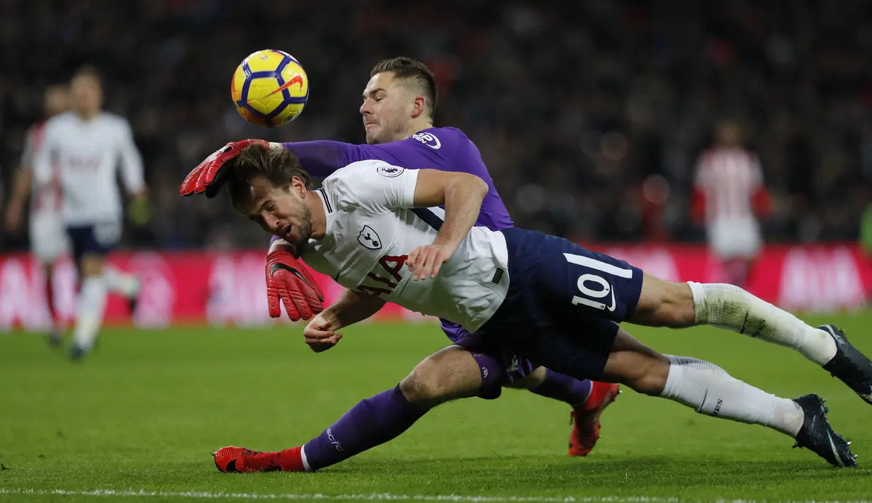 Harry Kane. Striker Inggris berusia 28 tahun yang telah 12 musim memperkuat Tottenham Hotspur dan kini menjadi incaran serius Manchester United musim depan ini menjadi top skor di Eropa sebanyak 1 kali pada tahun 2017. Ia mampu mencetak 57 gol, termasuk 7 gol bersama timnas. (AFP/Adrian Dennis)