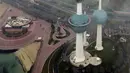 Kabut pagi terlihat menutupi Kuwait Towers dalam foto udara yang ditunjukkan pada Selasa (14/3/2023). Terlihat gedung-gedung pencakar langit menembus awan yang seakan-akan seperti kota langit. (Photo by Yasser Al-Zayyat / AFP)