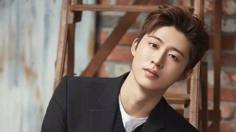 B.I iKON (Soompi)