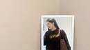 Sweater tersebut dipadukan dengan rok mini warna hitam, sneakers putih, dan tote bag coklat. (Instagram/bebytsabina).