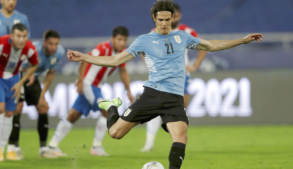 Edinson Cavani yang maju menjadi eksekutor berhasil menuntaskan tugasnya dengan baik. Skor 1-0 untuk keunggulan Uruguay atas Paraguay. (AP/Silvia Izquierdo)