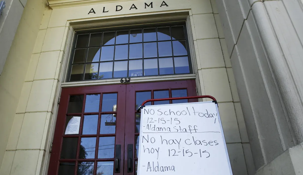 Sebuah kertas berisi pemberitahuan libur terpasang di Aldama Elementary School, Los Angeles, Selasa (15/12). Seluruh sekolah di Los Angeles, ditutup selama satu hari pada Selasa (15/12), karena adanya ancaman teror bom. (REUTERS/Jason Redmond)