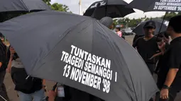 Aksi Kamisan ke-378 bertajuk Kado Kelabu dari Pemerintahan Baru di Hari HAM Internasional digelar di seberang Istana Negara, Jakarta, Kamis (11/12/2014). (Liputan6.com/Miftahul Hayat)