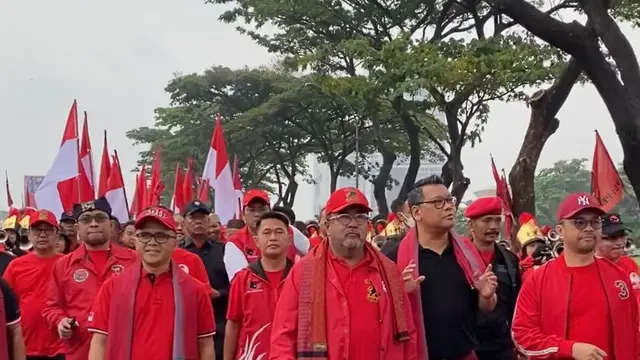 Rano Karno menghadiri acara jalan sehat yang menjadi rangkaian HUT PDI Perjuangan di Tangerang Selatan, Banten.