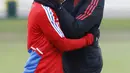 Pelatih Bayern Muchen, Thomas Tuchel bercanda dengan pemainnya, Bouna Sarr saat latihan perdananya bersama tim yang berlangsung di Munchen, Jerman, Selasa (28/03/2023). Tuchel akan memulai laga debutnya bersama Die Roten saat melawan Borussia Dortmund di Liga Jerman pada Sabtu (01/04/2023). (AFP/Michaela Rehle)