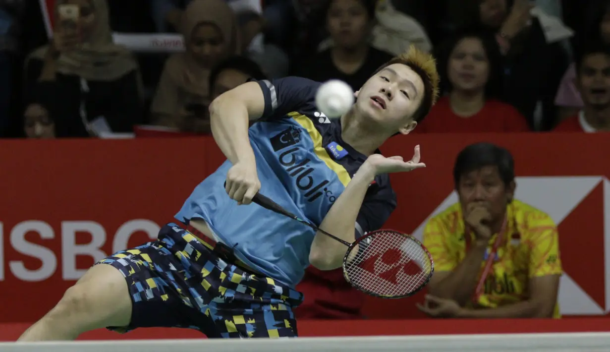 Ganda putra Indonesia, Marcus Gideon, melakukan smash saat melawan ganda Jerman pada Indonesia Masters 2019 di Istora Senayan, Jakarta, Rabu (23/1). Kevin / Marcus lolos ke 16 besar. (Bola.com/M. Iqbal Ichsan)