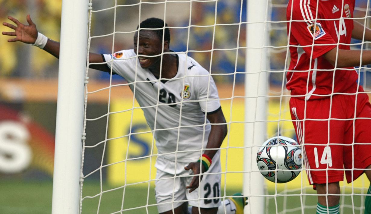 Selebrasi striker Ghana, Dominic Adiyiah setelah menjebol gawang Hongaria pada laga semifinal Piala Dunia U-20 2009 di Cairo International Stadium, Kairo, Mesir (13/10/2009). Dominic Adiyiah berhasil mengawinkan gelar pemain terbaik dan top skor pada Piala Dunia U-20 edisi 2009 di Mesir. Sebagai top skor, ia mampu mencetak 8 gol sepanjang turnamen dan berhasil membawa Ghana menjadi juara. (AFP/Cris Bouroncle)