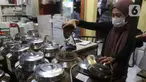 Pekerja menyortir biji kopi di sebuah gerai kopi di Jakarta, Jumat (19/11/2021). Data Gabungan Eksportir Kopi Indonesia mencatat ekspor kopi secara Nasional sepanjang Januari-Juli 2021 mencapai 294.243 ton atau naik 2,63% dibandingkan dengan periode yang sama tahun lalu. (Liputan6.com/Angga Yuniar)