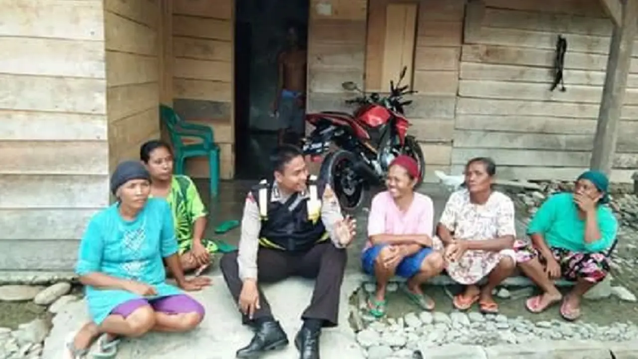 Polisi di Kabupaten Luwu, Sulsel rutin sambangi warga selama pilkada berlangsung (Liputan6.com/ Eka Hakim)
