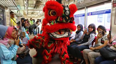 Barongsai Hibur Penumpang Commuter Line