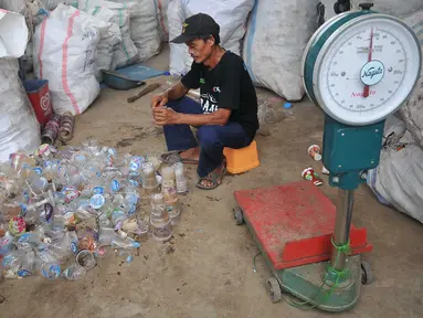 Pekerja memisahkan limbah botol plastik untuk di olah di Perumahan Vida, Bekasi (19/3). Limbah botol plastik dimanfaatkan menjadi bahan mentah yang bernilai ekonomis sekaligus untuk mengurangi dampak pencemaran lingkungan. (Liputan6.com/Gempur M Surya)