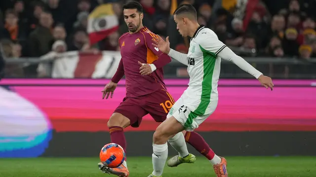 Zeki Celik dicegay Jay Idzes di laga AS Roma vs Sassuolo di pekan ke-20 Liga Italia 2025/2026 di Olimpico, Roma, Minggu (11/01/2026).