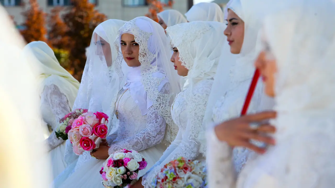 PHOTO: Momen Romantis Nikah Massal di Rusia