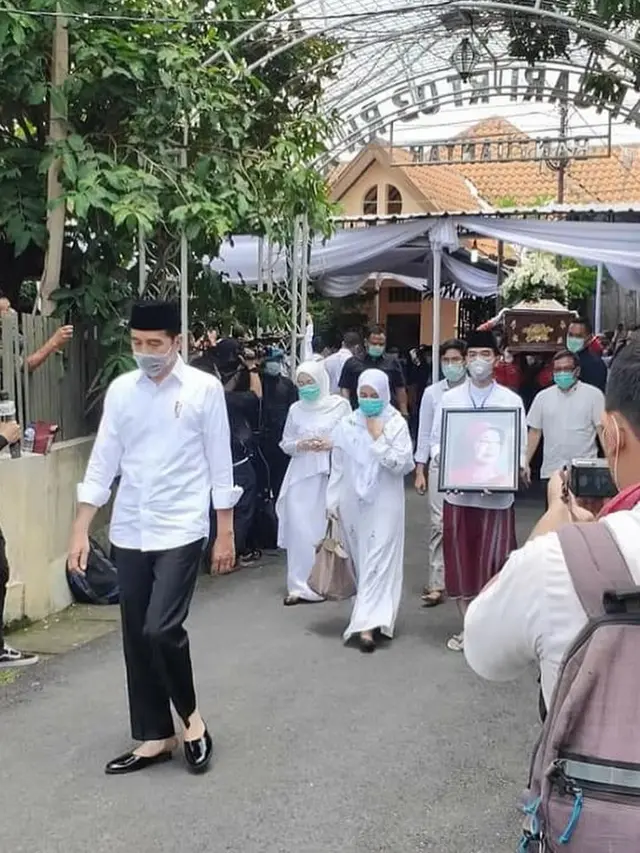 Dikebumikan di Samping Suami, Ini 6 Prosesi Pemakaman Ibunda Jokowi