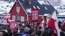 Sikap Trump memicu reaksi keras dari Eropa, termasuk langkah Denmark yang meminta dukungan militer sekutu NATO untuk memperkuat Greenland. Tampak dalam foto, warga berdemonstrasi menentang kebijakan Presiden Amerika Serikat (AS), Donald Trump, terhadap Greenland di depan konsulat AS di Nuuk, Sabtu 17 Januari 2026. (AP Photo/Evgeniy Maloletka)