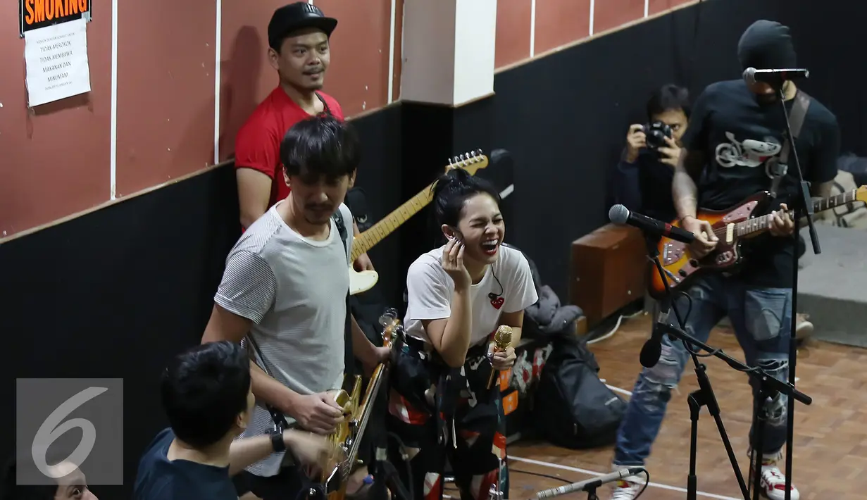 Suasana latihan jelang konser tunggal Andien bertajuk 'Metamorfosa', Jakarta, Senin (14/9/2015). Andien menggaet The Cash  yang terdiri dari Tora Sudiro, Vincent Rompies, Desta dan Ringgo Agus Rahman. (Liputan6.com/Herman Zakharia) 