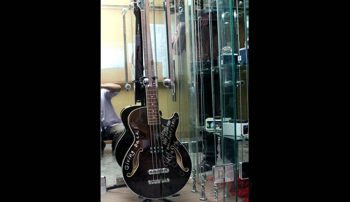 KPK Pajang Gitar Mettalica Milik Jokowi - Foto Liputan6.com
