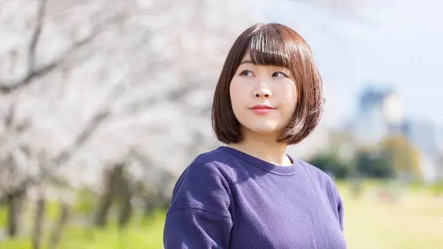 perempuan manis sedih serius berpikir