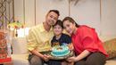 Raffi Ahmad, Nagita Slavina dan Rafathar berpose bersama kue ulang tahun. (Foto: Instagram/raffinagita1717)