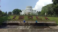 Taman di Vila Isola yang berada di area kampus Universitas Pendidikan Bandung (UPI) Bandung. (Liputan6.com/Huyogo Simbolon)