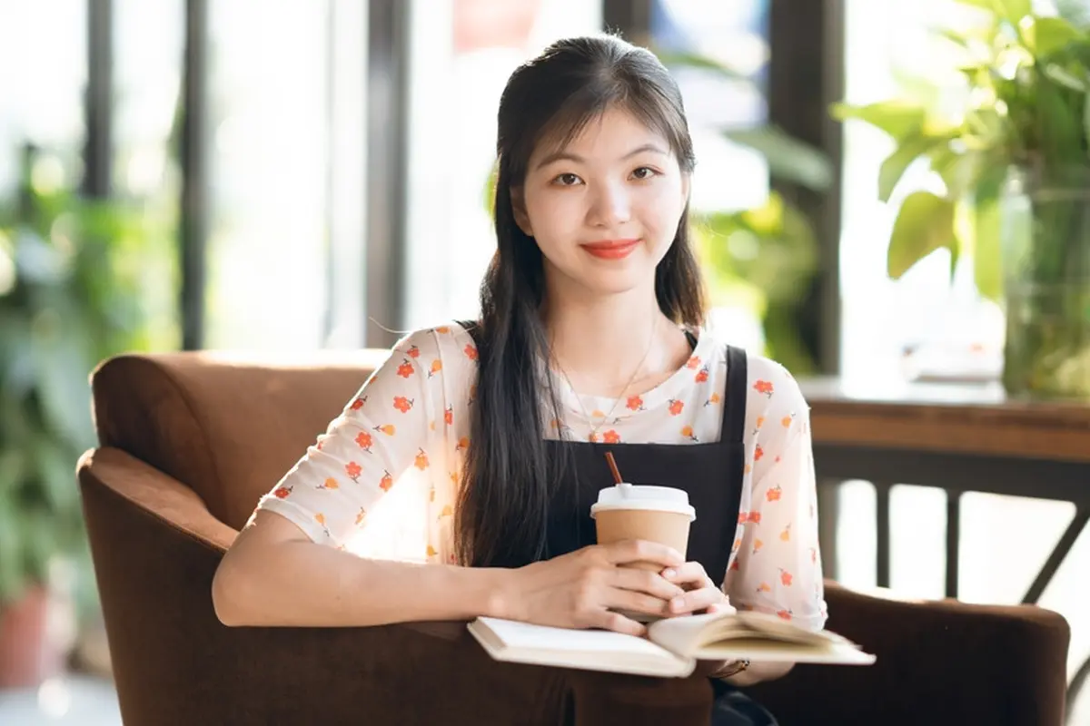 cantik kalem bahagia santai tersenyum