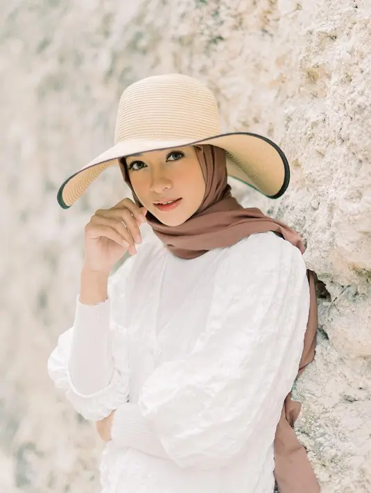 Tidak lupa, Poppy Bunga aktris yang telah bermain sinetron sejak tahun 2004 ini pun unggah potret menawannya saat lakukan berbagai pose di tempat ia menginap. Ia pun kenakan topi bundar dan busana tertutup dengan hijab. (Liputan6.com/IG/@poppybungariphat)