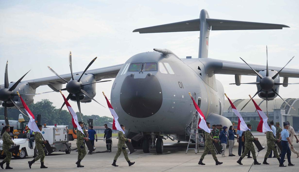 Prajurit TNI AU bersiap mengikuti upacara peresmian pesawat kargo militer Airbus A400M TNI AU yang baru tiba di Pangkalan Udara Halim Perdanakusuma, Jakarta, Indonesia, Senin 3 November 2025. Diketahui, Pesawat A400M memiliki kemampuan mendarat di landasan pendek dan tidak beraspal serta kapasitas angkut yang besar hingga 37 ton. (AP Photo/Achmad Ibrahim)